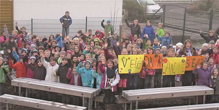 Das Außenklassenzimmer nimmt Gestalt an, auf die neue Sitzgruppe ist man sehr stolz und nun wurde auch ein Baum gepflanzt. privat