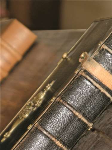 Das Ausstellungsplakat zeigt Foliantenrücken im Kloster Himmerod/Eifel.  Privat