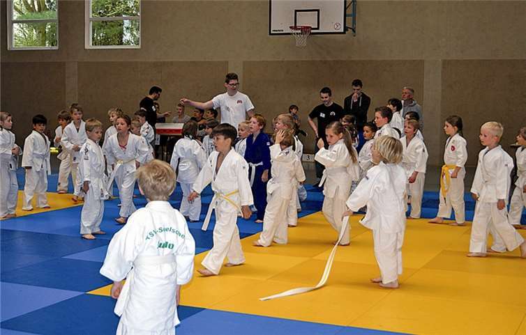 Das Auswärmen ist eine der wichtigsten Parts im Judo, denn wenn die Muskulatur warm ist, kann sie mehr leisten und ist weniger Anfällig für Verletzungen. privat