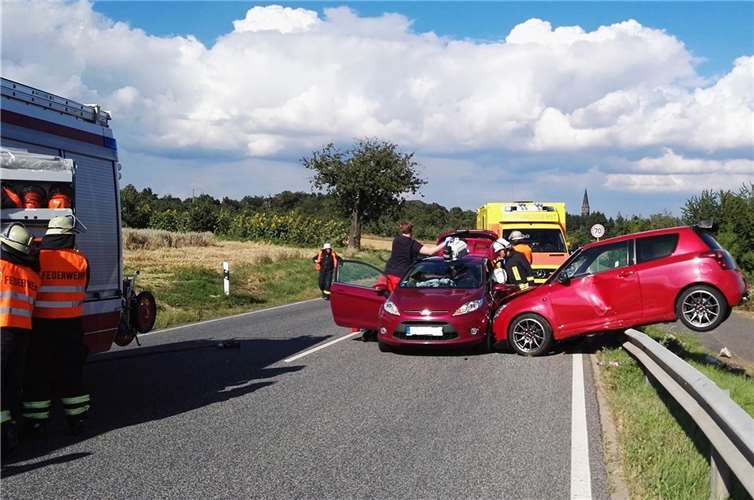 Das Auto des 23-jährigen Unfallverursachers kam auf der Leitplanke zum Stehen. Foto: Polizei
