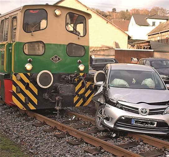 Das Auto erlitt bei dem Zusammenstoß einen Totalschaden. RÜ