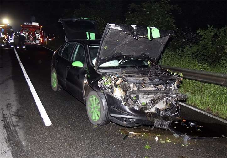 Das Auto hatte nach dem Zusammenstoß mit dem Baum einen Totalschaden. -WW- Willi Willig