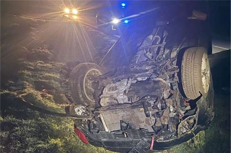 Das Auto kam auf dem Dach im Straßengraben zum Erliegen.  Foto: Polizeidirektion Mayen