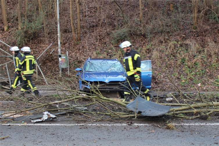 Das Auto kam quer auf dem Fuß-/Radweg zum Stillstand.  Foto: Kreispolizeibehörde Rhein-Sieg-Kreis