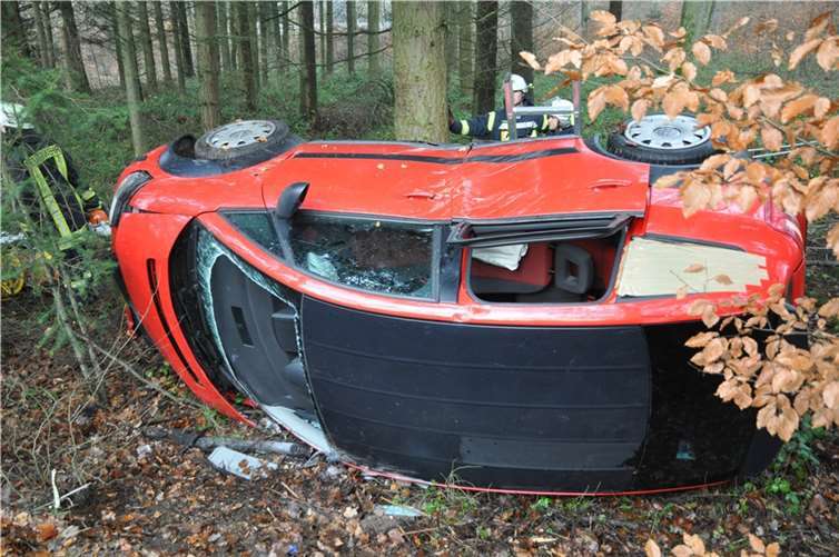 Das Auto lag auf der Seite, als die Helfer eintrafen.