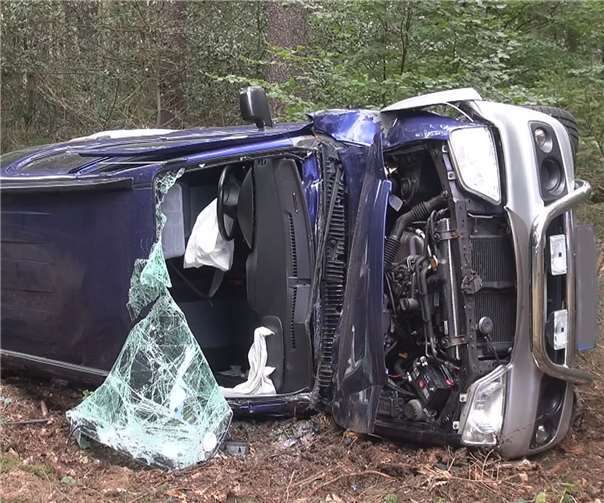 Das Auto lag auf der Seite, nachdem es gegen einen Baum geprallt war. Foto: WinklerTV
