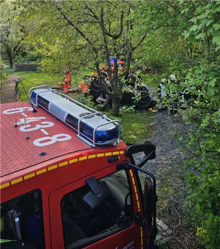 Das Auto landete auf dem Dach in einem Garten. Foto: Freiwillige Feuerwehr Königswinter