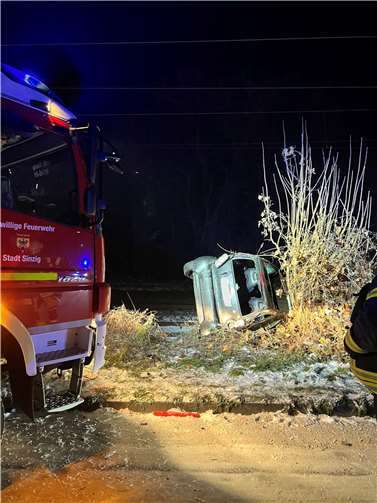 Das Auto war auf schneeglatter Straße von der Fahrbahn abgekommen.  Foto: Feuerwehr Sinzig
