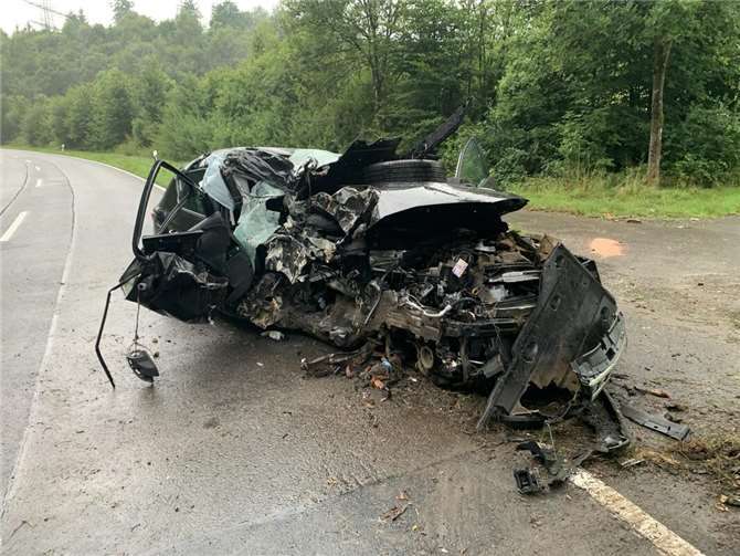 Das Auto war bis zur Unkenntlichkeit zerstört. Foto: Polizeidirektion Neuwied/Rhein