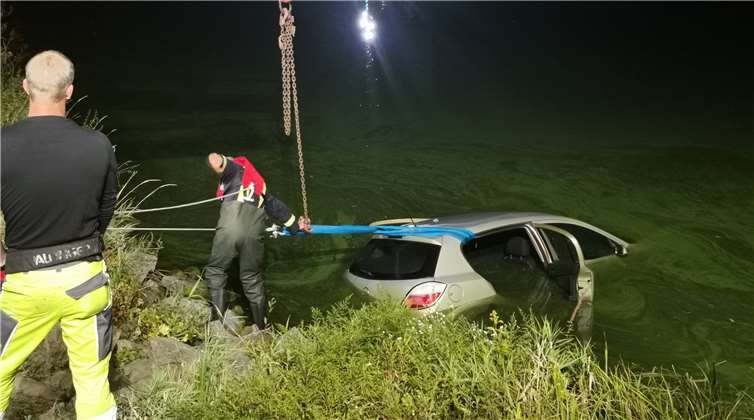 Das Auto war halb in der Mosel versunken und musste geborgen werden. Foto: Polizei