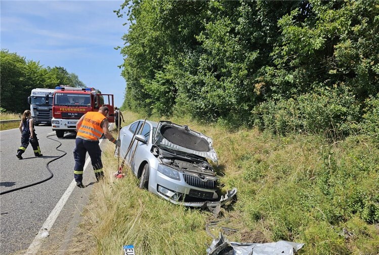 Das Auto war im Zuge des Unfalls mit einem Lkw kollidiert.