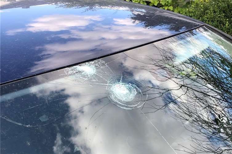 Das Auto wurde durch unbekannte Gegenstände an der Windschutzscheibe beschädigt. Foto: Polizei
