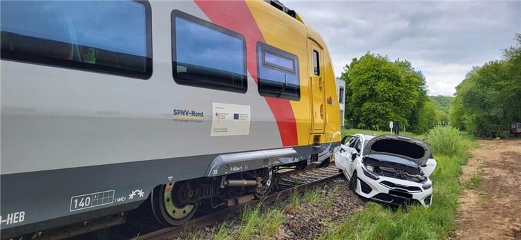 Das Auto wurde von dem Zug stark beschädigt. Foto: Winkler TV