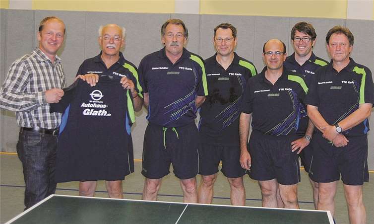 Das Autohaus Glath in Ringen betätigte sich erneut als Sponsor der Grafschafter Tischtennissportler. Inhaber Jürgen Glath überreichte der 5. Mannschaft in der Mehrzweckhalle in Lantershofen einen Satz neue Trikots.Privat