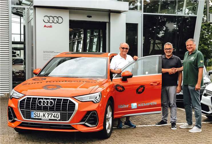 Das Autohaus Kempen Löhr Automobile Vertriebs GmbH mit Sitz in Meckenheim stellte wieder ein Fahrzeug für die „Vor-Tour der Hoffnung“ zur Verfügung. Der neue Audi Q3 wurde an Edgar Steinborn und Manfred Rüddel übergeben. Foto: privat