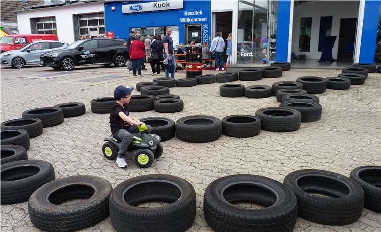 Das Autohaus Kuck konnte nicht nur viele interessierte Erwachsene begrüßen, sondern erwies sich auch für die Kinder als wahres Spieleparadies. Fotos: FRE