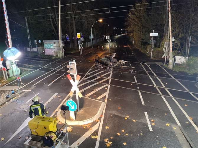 ICE-Unfall in Bonn: Wer fuhr das Auto? Das Autowrack nach der Kollision mit dem ICE. Foto: Feuerwehr und Rettungsdienst Bonn