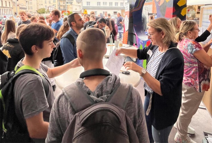 Das Azubi-Speed-Dating bietet die Chance über kurze Gespräche einen ersten Schritt in Richtung Berufsleben zu machen.