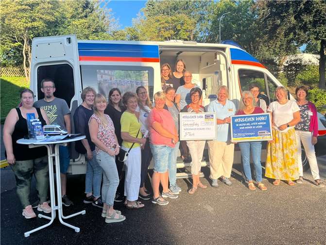 Großzügige Spende im 30. Jahr Das B-Team des beliebten Second-Hand-Kinderbasars in Höhr-Grenzhausen lädt zwei Mal jährlich (Frühjahr/Herbst) zum größten Basar „Alles rund um Baby und Kind“ im Umkreis ein. Foto: privat