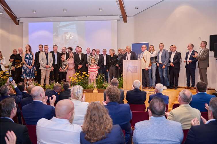 100 Jahre Bundesbildungszentrum des Deutschen Dachdeckerhandwerks in Mayen Das BBZ-Team wird geehrt. Foto: Photo-Herzmann