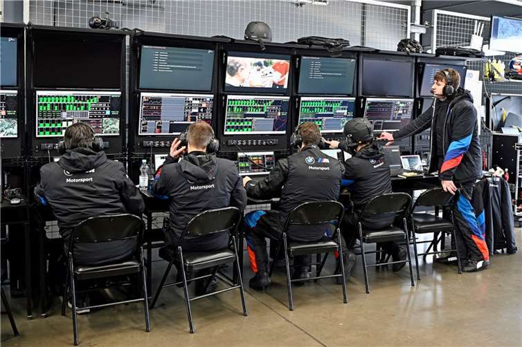 Das BMW M Team RMG bei der Datenanalyse.