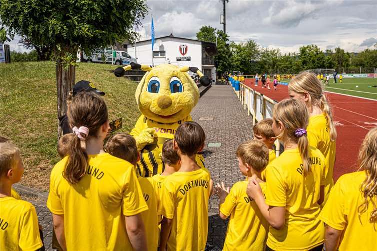 Besondere Überraschung bei der Sportfreizeit des VfB Linz  Das BVB-Maskottchen Emma stattete dem Camp einen Besuch ab.Fotos: privat