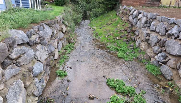 Das Bachbett ist jetzt breiter und massiv befestigt.