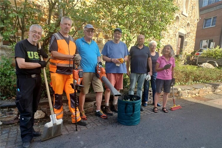Das Bachemer Grünpflegeteam an der Anna-Kapelle.