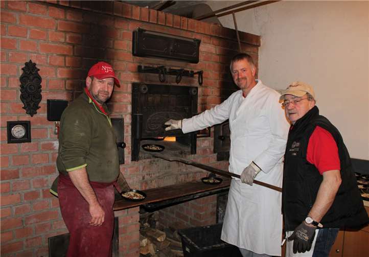 Das Backes-Team sorgte für frischen Flammkuchen aus dem Holzbackofen.