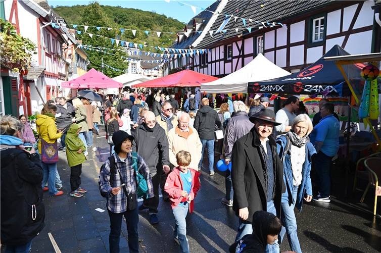 Viel Angebot und Trubel Mittel auf der Gass Das Bad Bodendorfer Dorffest war wieder sehr gut besucht. Fotos: RASCH