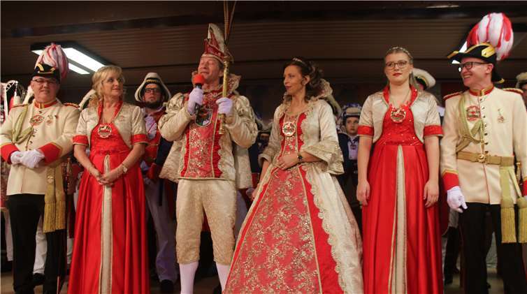 Das Bad Breisiger Prinzenpaar mit Hofstaat auf der Kostümsitzung. Foto: KMI