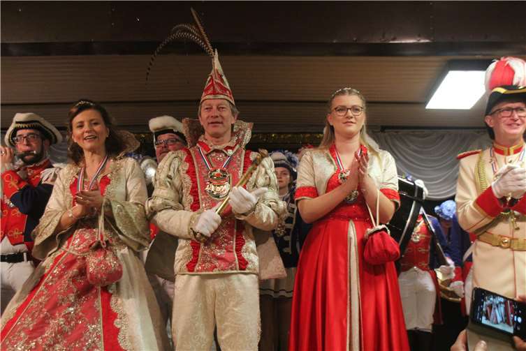 Das Bad Breisiger Prinzenpaar wurde mit großem Hofstaat begeistert begrüßt.