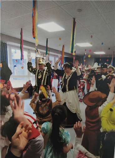 Das Bad Breisiger Prinzenpaar zu Besuch im Kindergarten Regenbogen.  Quelle: VG Bad Breisig