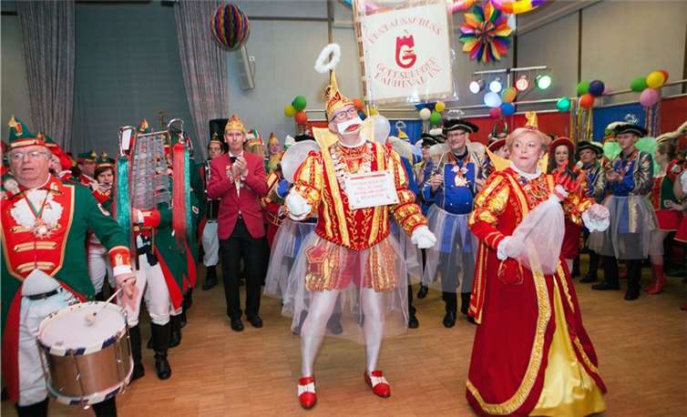 Das Bad Godesberger Prinzenpaar mit Prinz Joachim I. und Godesia Martina samt stattlichem Gefolge der Godesberger Stadtsoldaten brachten den Limbach Saal bei der Weiberdonnerstagsparty der Berkumer Möhnen beinahe zum Platzen.Jost