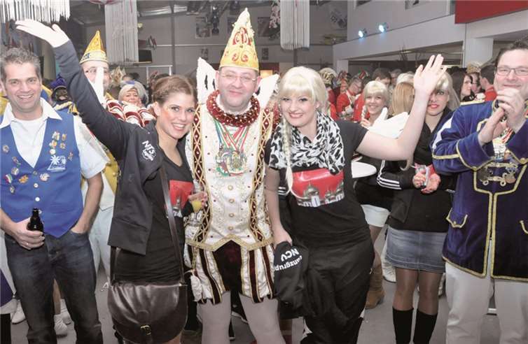 Das „Bad in der Menge“ für Prinz Michael II., hier bei den Naunheimer Tänzerinnen.