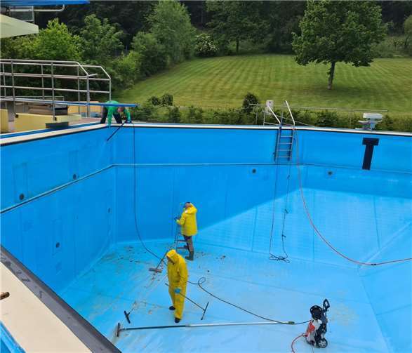 Das Bad wird fit gemacht für die Ferien. Foto: Verbandsgemeinde Brohltal