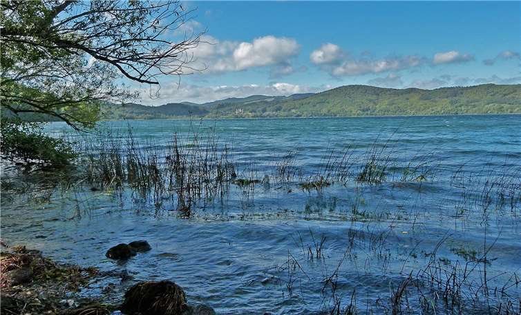 Das Baden im Laacher See ist laut der Rechtsverordnung des Landes grundsätzlich untersagt. Nur an der Badestelle des Camping-Platzes ist dies möglich.Quelle: Benediktinerabtei Maria Laach