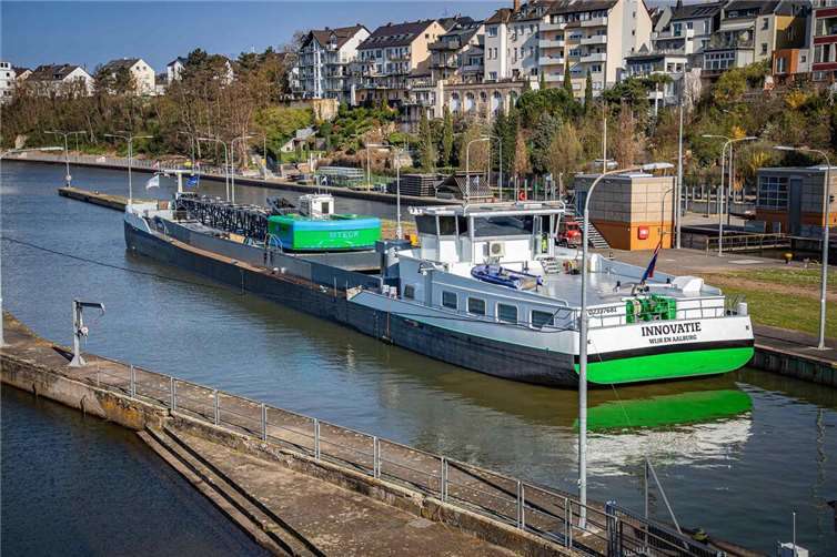 Das Baggerschiff mit dem Bombenfund liegt in der Moselschleuse Koblenz. Foto: Stadt Koblenz / Andreas Egenolf