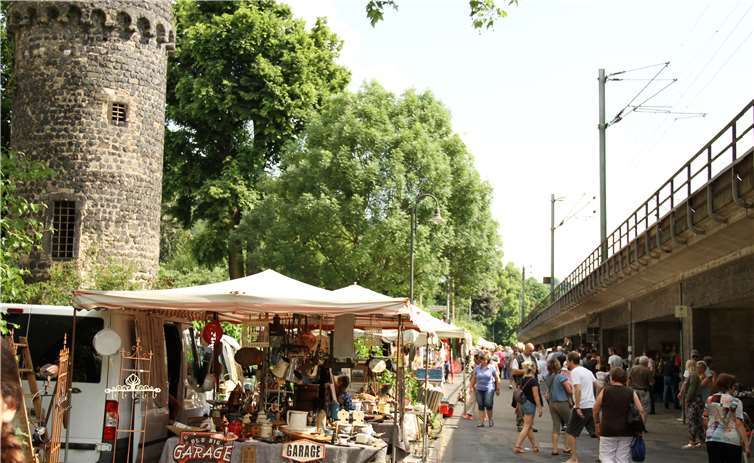 Das Bahnviadukt verwandelte sich ein weiteres Mal in eine Antiquitätengalerie. KBL
