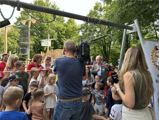 Gemeinschaftliche Hilfe nach der Flut: Spielplatz feierlich öffnet Das Band des Spielplatzes wird endlich durchschnitten. Fotos: Rotary Club Bonn-Rheinbach