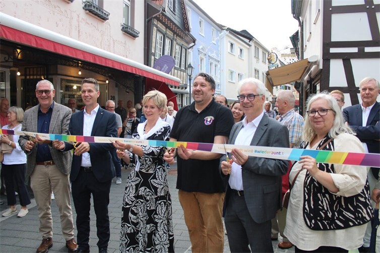 Das Band wird durchschnitten – die Wiederaufbaumaßnahmen in der Niederhut sind abgeschlossen. 
