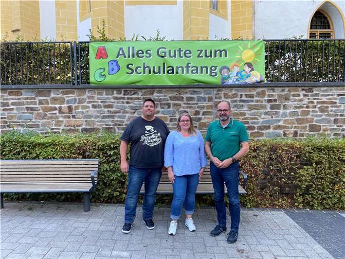 Das Banner am Dorfplatz begrüßt die neuen Schulkinder. Quelle: Ortsgemeinde Kettig