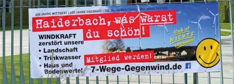 Das Banner der Bürgerinitiative am Zaun des Kanzleramtes.