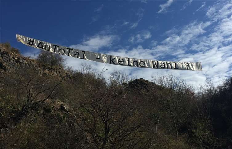 Das Banner macht darauf aufmerksam, dass die derzeitige Verkehrspolitik negative Auswirkungen auf das Klima hat.privat