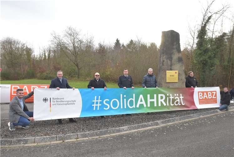 SolidAHRität in und nach der Hochwasserkatastrophe Das Banner macht deutlich: Die Bundesakademie für Bevölkerungsschutz und Zivile Verteidigung (BABZ) zeigt sich auch in Zukunft mit dem Kreis solidAHRisch. Foto: Martin Gausmann/Kreisverwaltung Ahrweiler