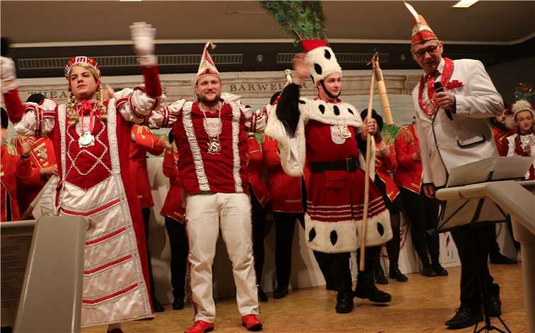 Das Barweiler Dreigestirn zog als Höhepunkt mit Gefolge und Tanzmariechen auf die Bühne.Fotos: CRO