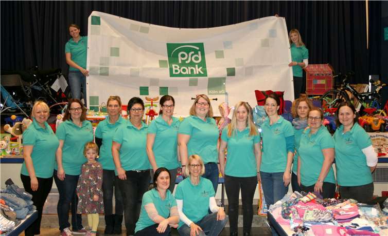 Das Basarteam freute sich über neue Poloshirts, gespendet von der PSD Bank Köln. privat