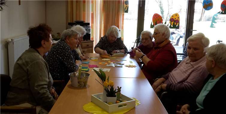 Das Basteln der Frühlingsdeko erforderte volle Konzentration.privat