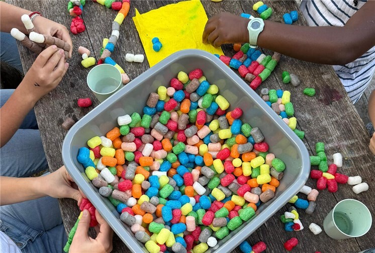 Das Basteln mit Playmais sorgte bei den Besuchern des Sommerfestes für großes Vergnügen. 