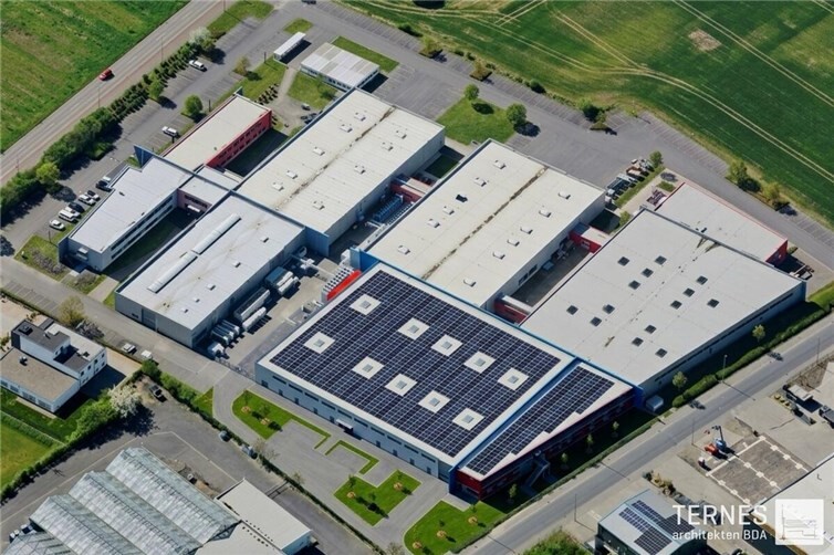 Das Bauvorhaben umfasst eine neue, zweigeschossige Halle mit rund 3.250 Quadratmetern Fläche sowie ein separates, zweigeschossiges Bürogebäude, das auf 1.300 Quadratmetern Platz für moderne Arbeitsplätze bietet.